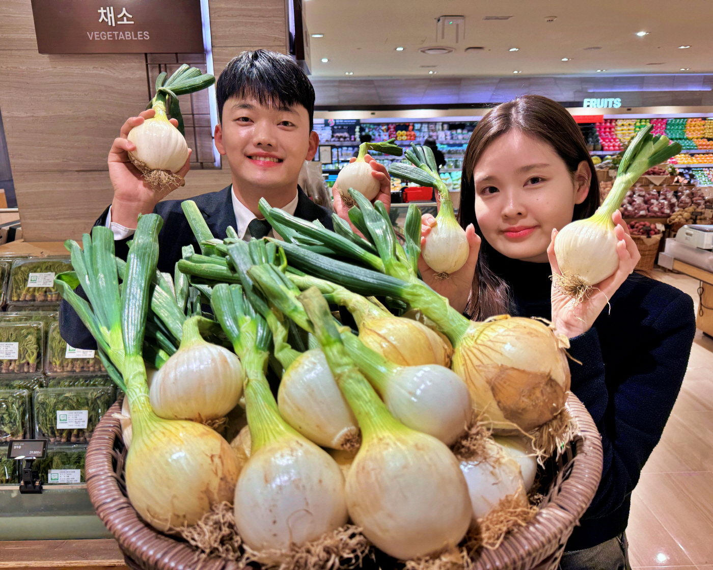 1. 서울시 중구 소공동에 위치한 롯데백화점 본점 지하 1층 식품관에서 모델이 햇양파를 들고 있다