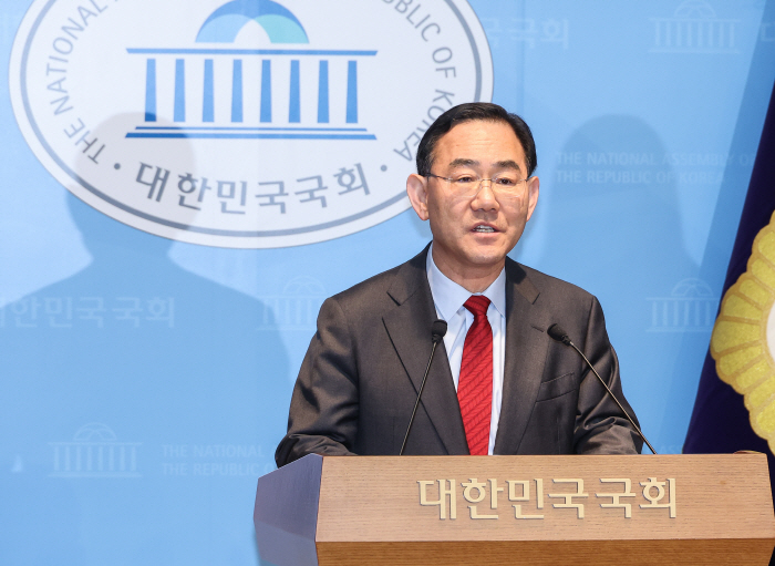 기자회견하는 주호영 의원<YONHAP NO-4080>