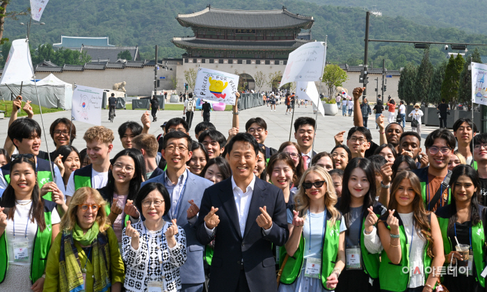 [포토] 오세훈 시장, 광화문광장서 6·25전쟁 참전국 후손들과 함께