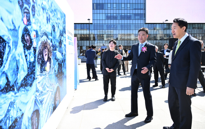 사진4. 오세훈 서울시장이 7일(화) 열린 「제62회 한국보도사진전 오늘의 보도사진, 내일의 역사가 되다」에서 전시를 관람하고 있다.