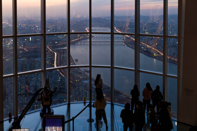 [서울스카이] (1) 서울 하늘의 황금빛 노을 위 감성 클래식 버스킹, 유튜브 채널 또모 협업