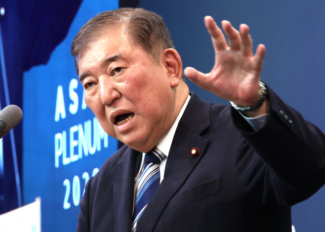 질문에 답하는 이시바 전 총리<YONHAP NO-3657>