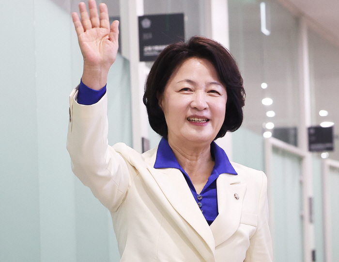 경기도의회 들어서는 추미애 후보<YONHAP NO-4301>