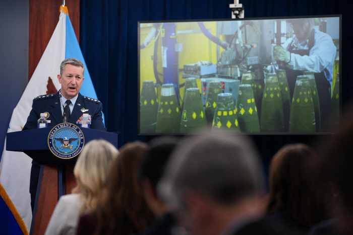 US-PETE-HEGSETH-AND-DAN-CAINE-HOLD-PENTAGON-PRESS-BRIEFING-ON-WA