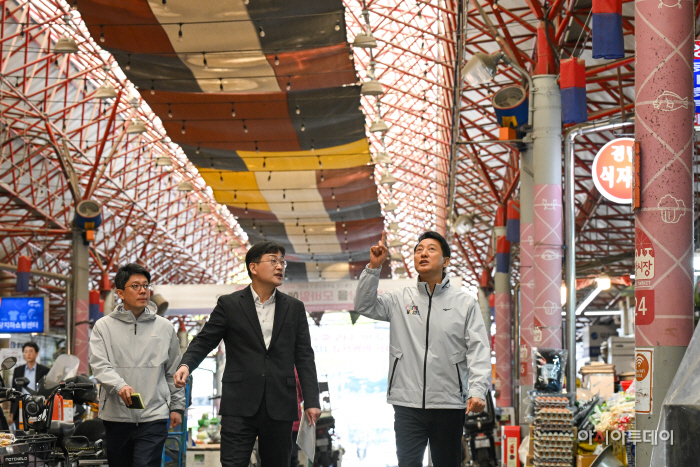 [포토] 신중앙시장 혁신사업 현장 찾은 오세훈 서울시장