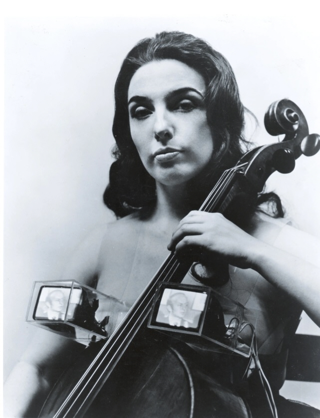 첼리스트이자 퍼포먼스 예술가인 샬럿 무어먼을 위해 만든 ‘살아있는 조각을 위한 TV 브라’.