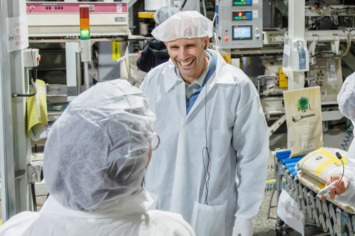 [쿠팡 이미지 3] 해롤드 로저스 쿠팡 임시대표가 중소제조사 상품 공정을 둘러보고 있다