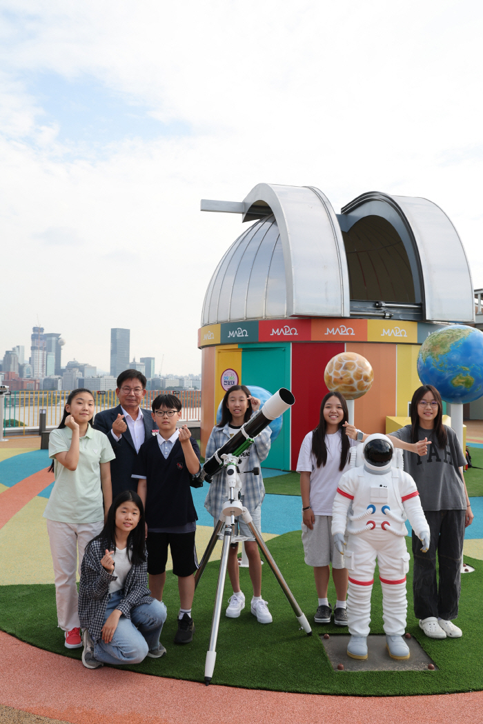 마포365천문대에서 박강수 마포구청장과 어린이들이 기념촬영을 하고 있다