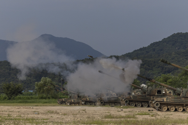 포탄 발사하는 K9A1 자주포<YONHAP NO-2682>