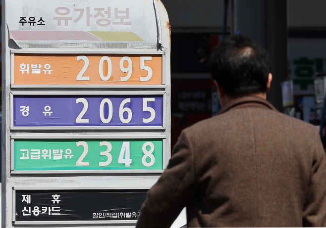 서울 평균 휘발윳값 2천원 돌파<YONHAP NO-4291>