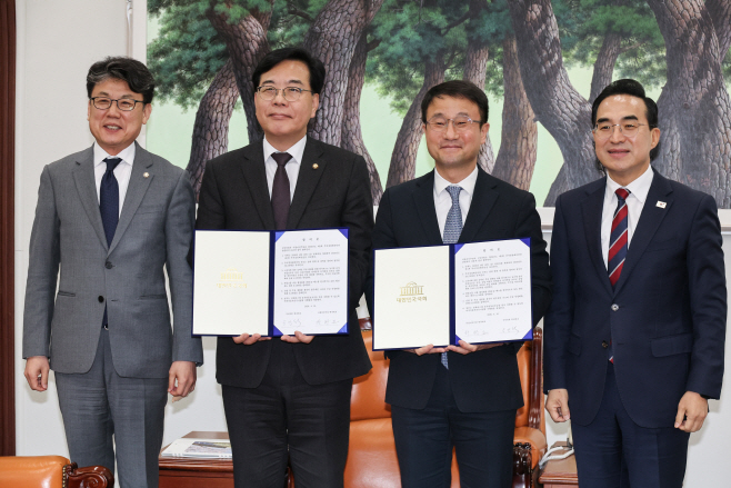 추가경정예산안 여야 합의 뒤 기념 촬영<YONHAP NO-4517>