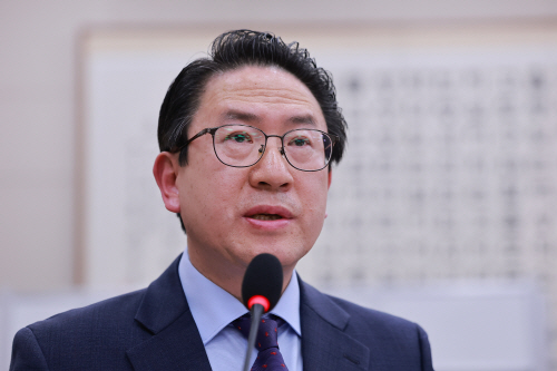 기관 보고하는 김호홍 국가정보원 2차장<YONHAP NO-5398>