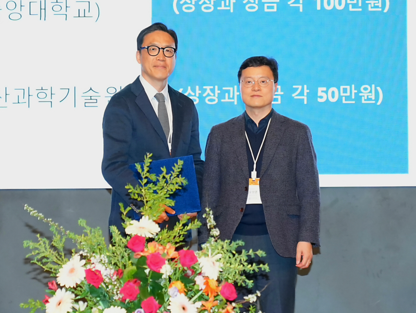 사진1_박철민 연세대학교 교수와 오상준 한화토탈에너지스 연구소장