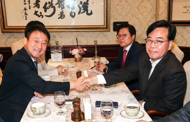 추경안 논의를 위해 만난 여야<YONHAP NO-3186>