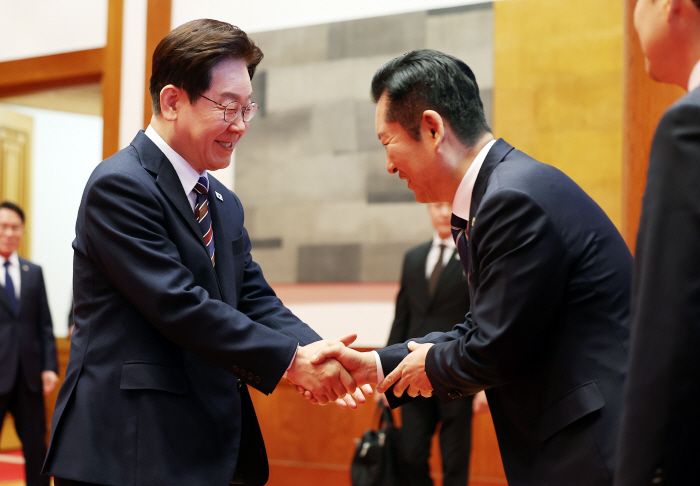 정청래 대표와 인사하는 이재명 대통령