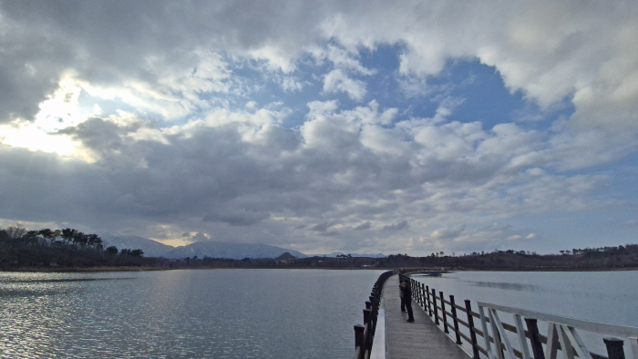 오늘 날씨는 구름 많음