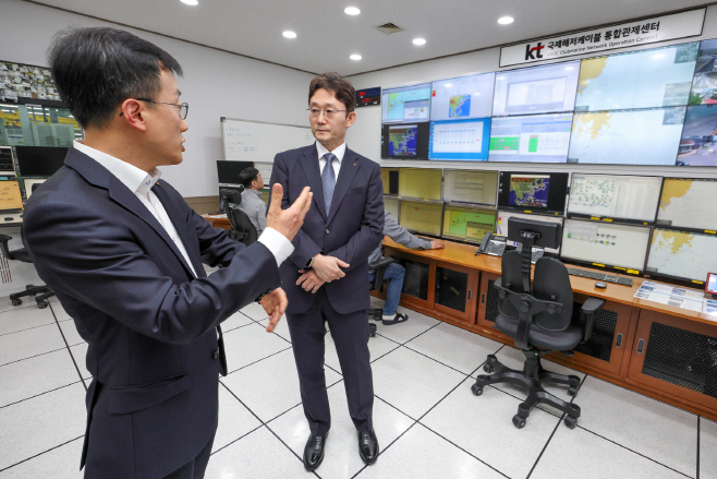 [KT사진자료1] 박윤영 대표 부산 국제통신센터 점검