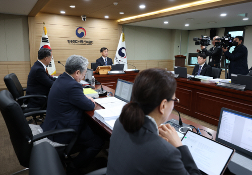 방미통위 첫 전체회의…방송3법 후속 등 논의<YONHAP NO-4293>