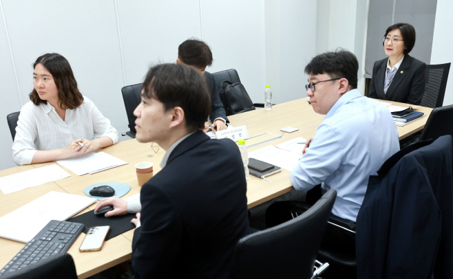 아동학대 대책 관련 현장종사자 간담회<YONHAP NO-4572>