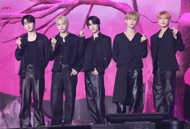 포즈 취하는 투모로우바이투게더