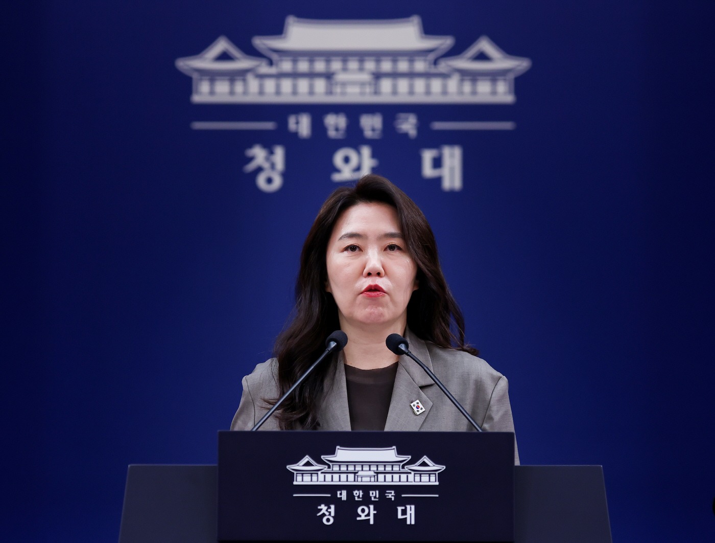 브리핑하는 강유정 수석대변인<YONHAP NO-5549>