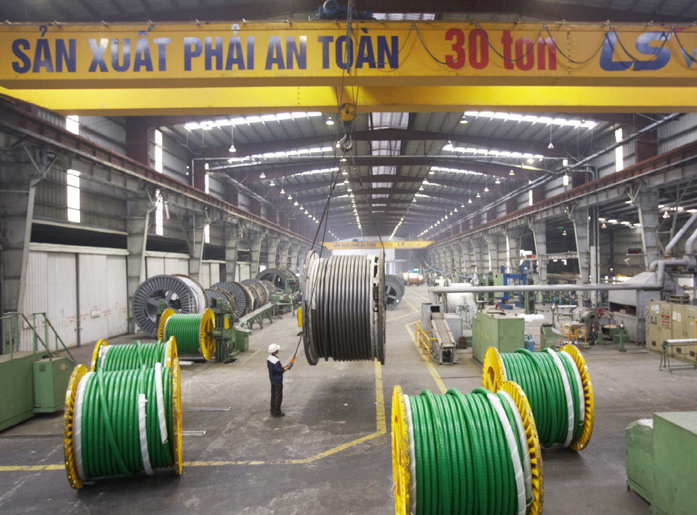 [사진자료] LS에코에너지 베트남 생산법인 LS-VINA에서 직원이 초고압 케이블을 생산하고 있다_260414