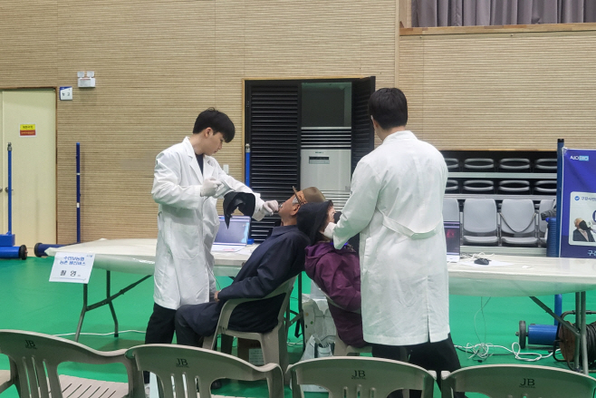 충주시, ‘농촌 왕진버스’로 찾아가는 의료서비스 제공(2025년 수안보면 운영사진) (1)