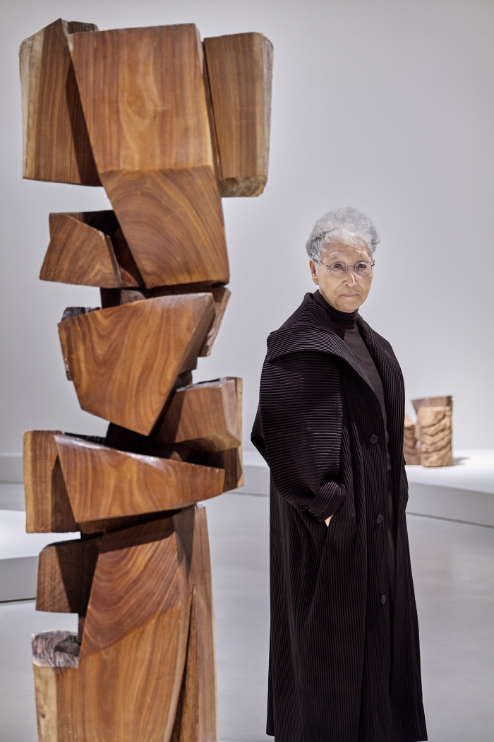 전시장에서 김윤신 작가 2, 호암미술관, 2026, 사진_전명은