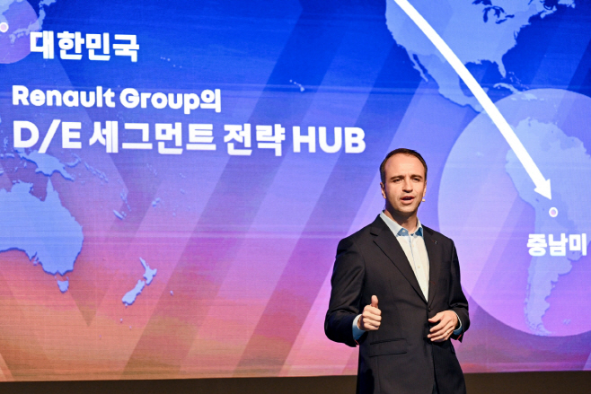 [사진자료] 르노코리아 니콜라 파리 사장이 기자 간담회에서 발표를 하고 있다._2