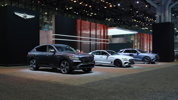 (사진 7) 2026 뉴욕 국제 오토쇼 내 제네시스 부스 전경 (1)