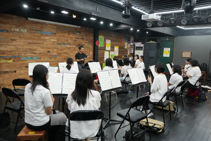 사진1_한화청소년오케스트라_정규_교육시간에_참여해_악기_레슨에_열중하고_있는_단원들의_모습