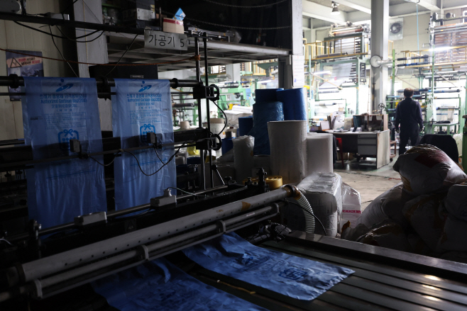 불꺼진 비닐봉투 제조 공장 작업대