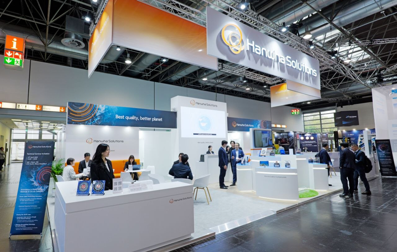 첨부. WIRE2026에 참가한 한화솔루션 현장