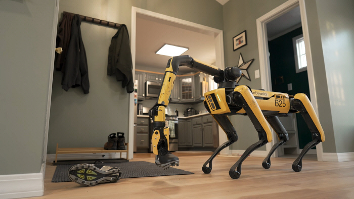 (사진2) 스팟이 바닥에 널브러진 신발을 집어 올리는 장면