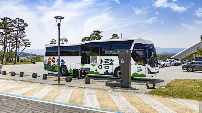 (사진)강릉시 무장애 관광차량 운행 개시 1 (버스)