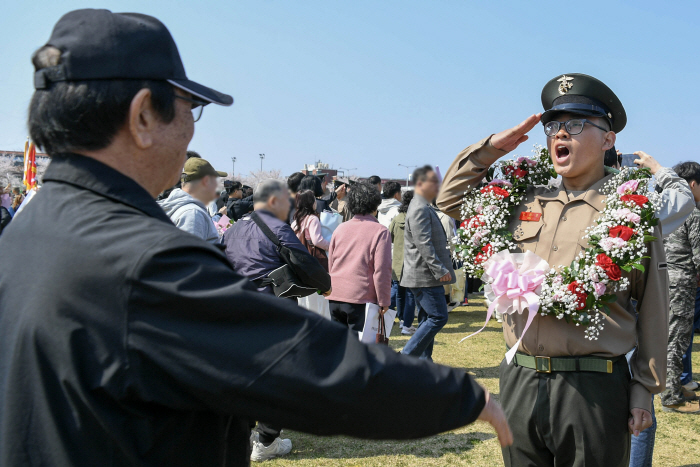 할아버지에게 경례하는 4대 해병대원<YONHAP NO-4305>