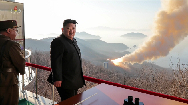 김정은, 새 고체엔진 지상분출시험 참관<YONHAP NO-6332>