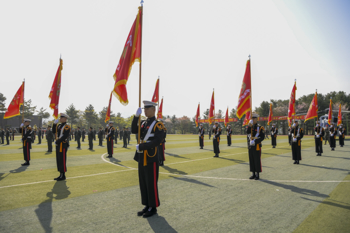 [사진3] 해병대사령부는 4월 15일(수) 부대 행사연병장에서 창설 77주년 기념행사를 실시했다. 해병대 군기수들이 기념식에 참가하고 있다.