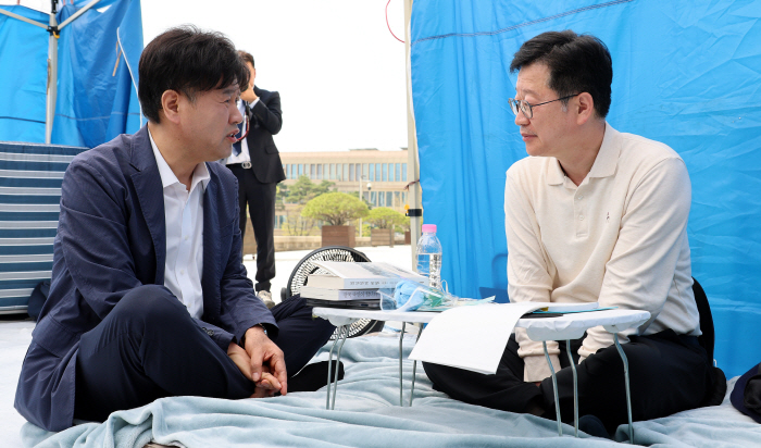 대화하는 안호영·김용<YONHAP NO-4603>