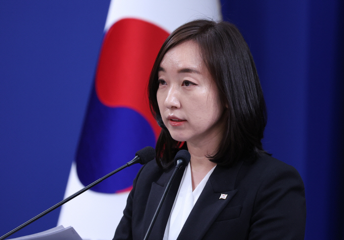 브리핑하는 전은수 신임 대변인