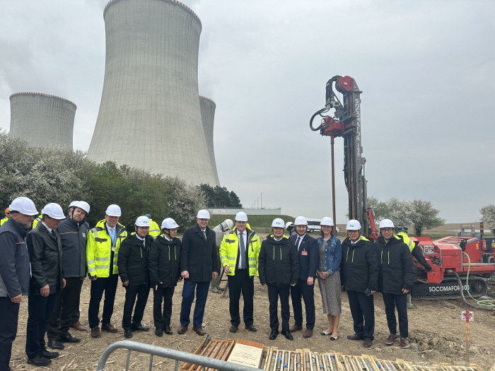 3. 김회천 한수원 사장이 현지시간 14일 두코바니 원전 건설 현장 점검을 시행했다