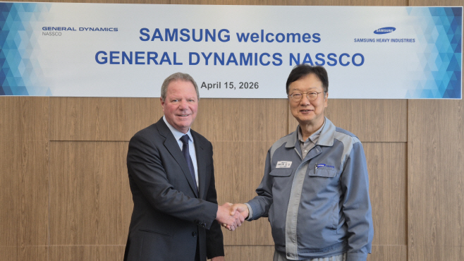 최성안 삼성중공업 대표이사 부회장(우측)과 데이비드 카버 나스코 사장(좌측)