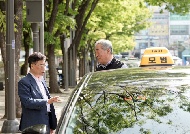 대중교통과-최근 국제유가 상승으로 운수사업자의 유류비 부담이 커진 가운데, 신상진 성남시장이 16일 한 택시 운수종사자와 만나 대화를 나누고 있다.