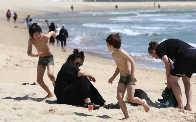 물놀이 즐기는 외국인 관광객 가족