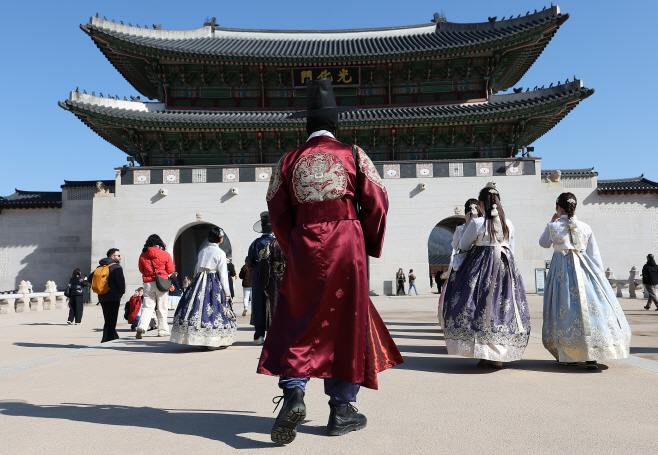 광화문에 몰린 외국인 관광객들