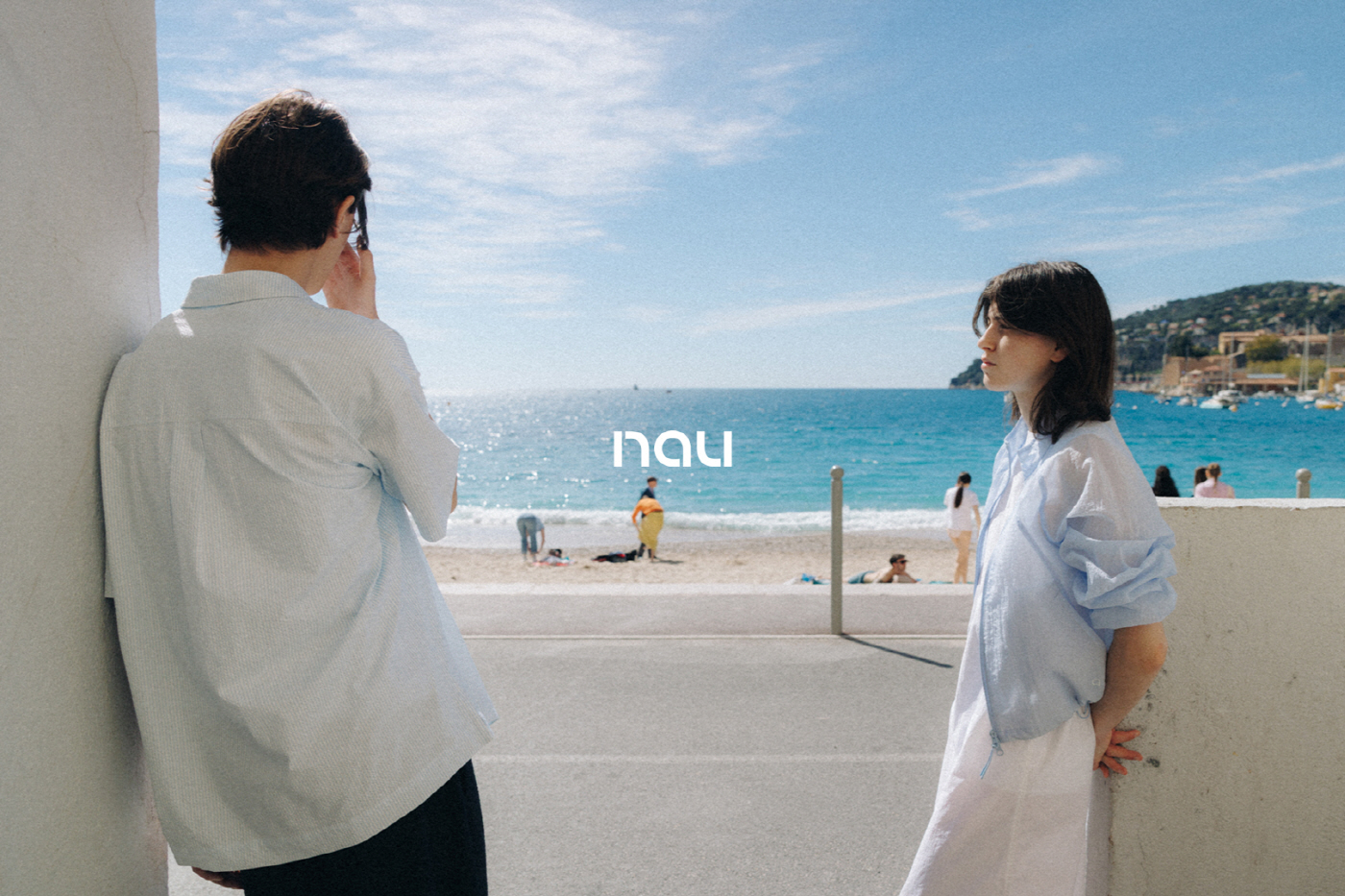 [사진 자료 1] 나우 '2026 썸머 컬렉션' 화보(시어서커 셔츠 및 여성 베일 하이넥 자켓)