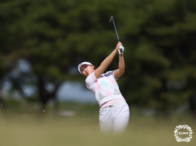 아이언샷 하는 김민솔