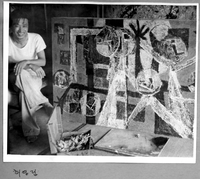 3. 최영림이 작품 앞에서 찍은 사진_리움미술관 자료실 소장