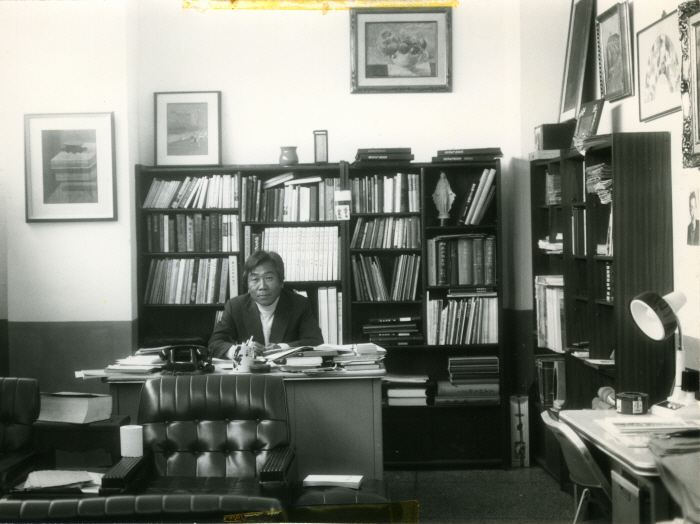 1. 집무실에서의 이구열(1976)_리움미술관 자료실 소장