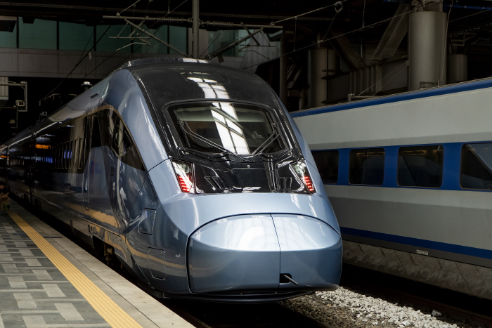 사진. 현대로템이 제작한 KTX-이음.